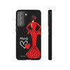 Funda de teléfono personalizable María rojo pelo oscuro fondo negro – para iPhone, Samsung, Pixel