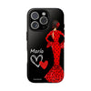 Funda de teléfono personalizable María rojo pelo oscuro fondo negro – para iPhone, Samsung, Pixel