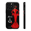 Funda de teléfono personalizable María rojo pelo oscuro fondo negro – para iPhone, Samsung, Pixel