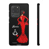 Funda de teléfono personalizable María rojo pelo oscuro fondo negro – para iPhone, Samsung, Pixel