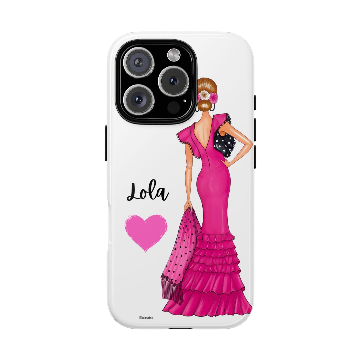 Funda de teléfono personalizable con nombre/bandera/Virgen - Modelo Manuela vestido rosa presentada en un entorno elegante.