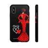 Funda de teléfono personalizable María rojo pelo oscuro fondo negro – para iPhone, Samsung, Pixel