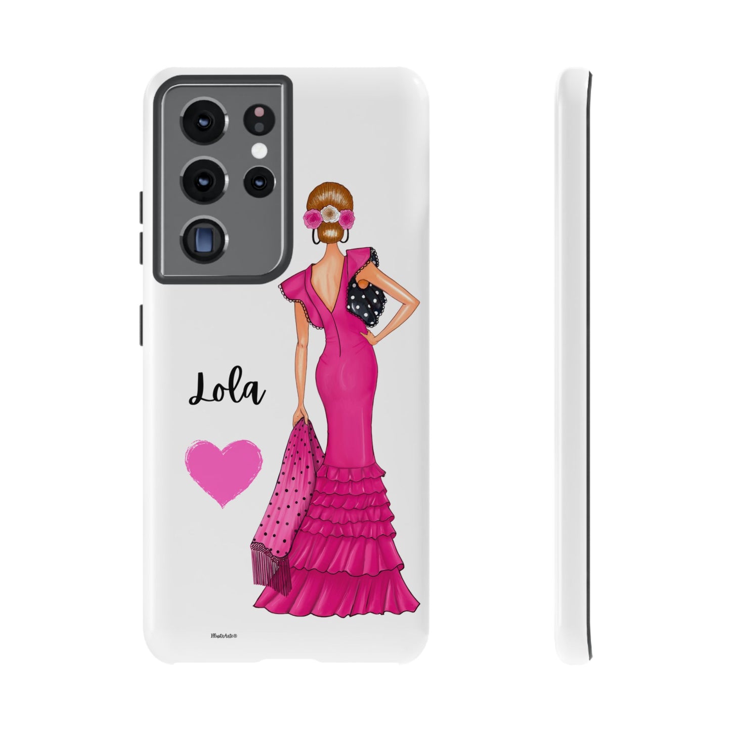 Funda de teléfono personalizable con nombre/bandera/Virgen - Modelo Manuela vestido rosa en un entorno chic.