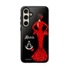 Funda de teléfono personalizable María rojo pelo oscuro fondo negro – para iPhone, Samsung, Pixel