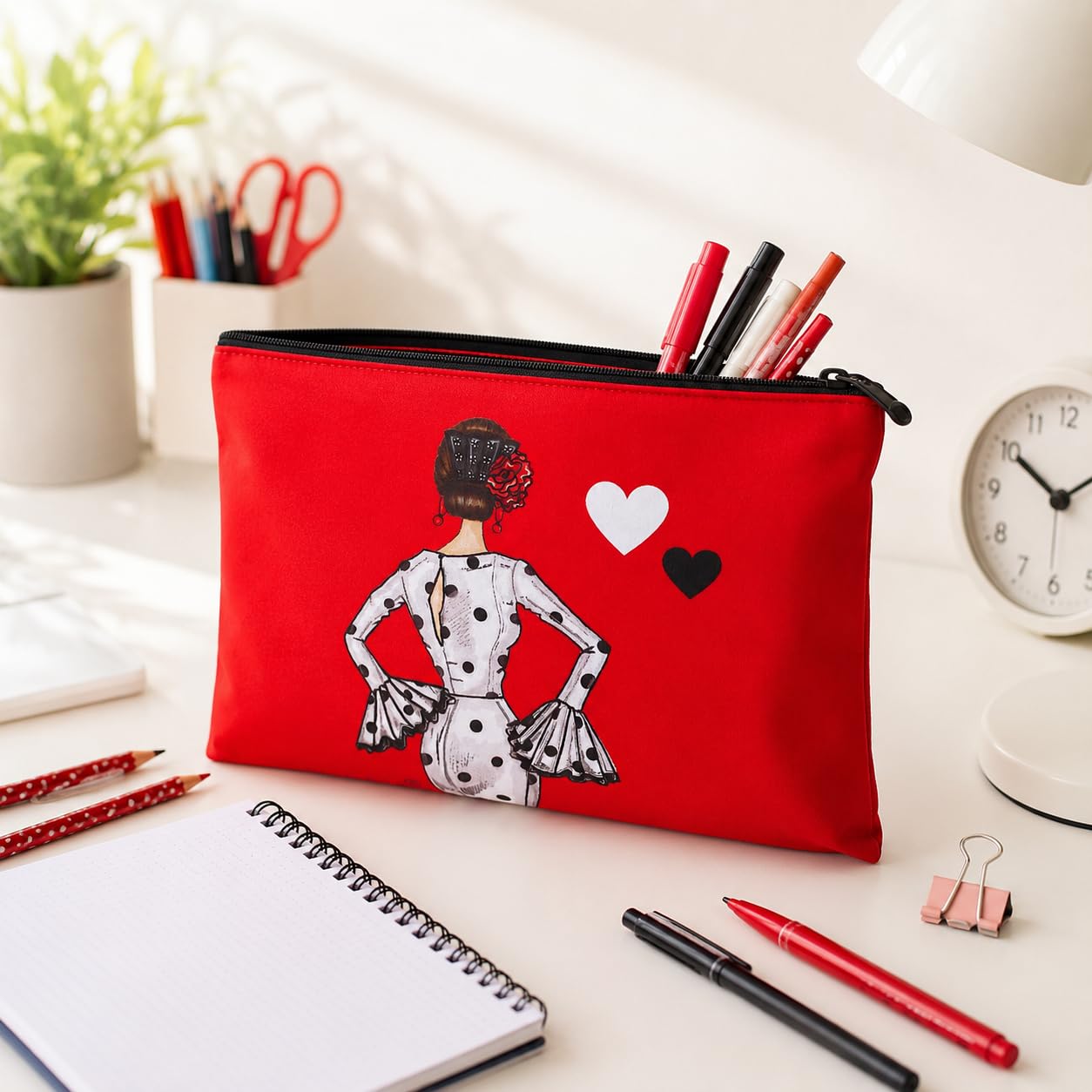 Neceser Granada illustrArte – María Blanco, fondo rojo con corazones – vista 5 – imagen Amazon