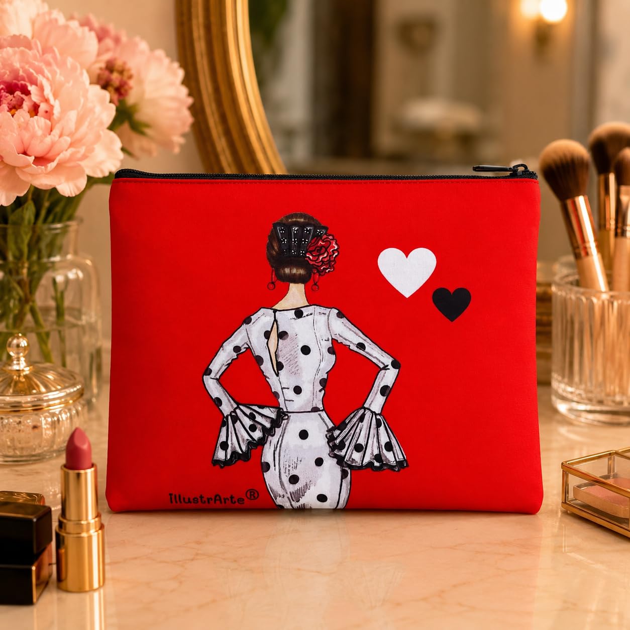 Neceser Granada illustrArte – María Blanco, fondo rojo con corazones – vista 3 – imagen Amazon