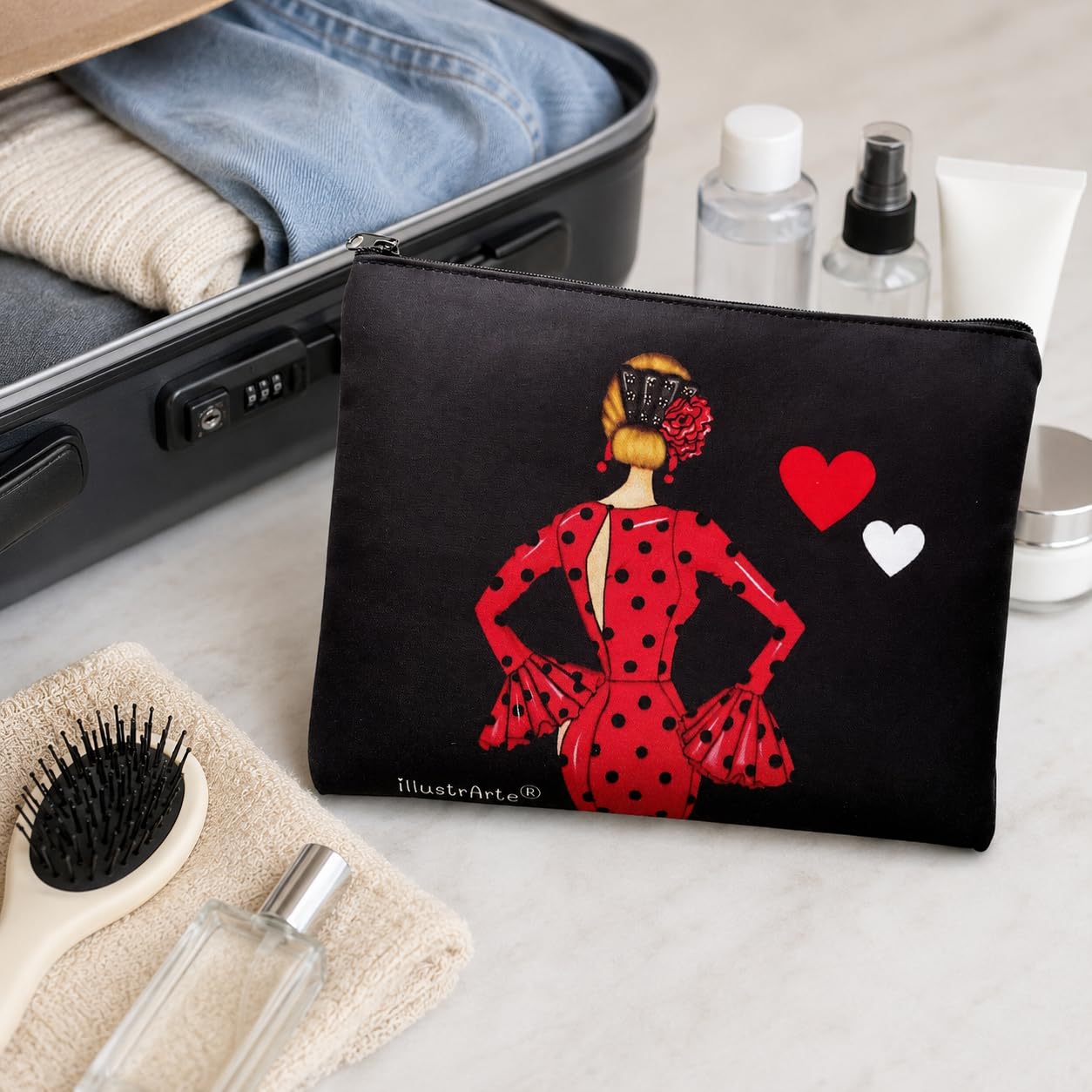 Neceser Granada illustrArte – María Rojo, fondo negro con corazones – vista 7 – imagen Amazon
