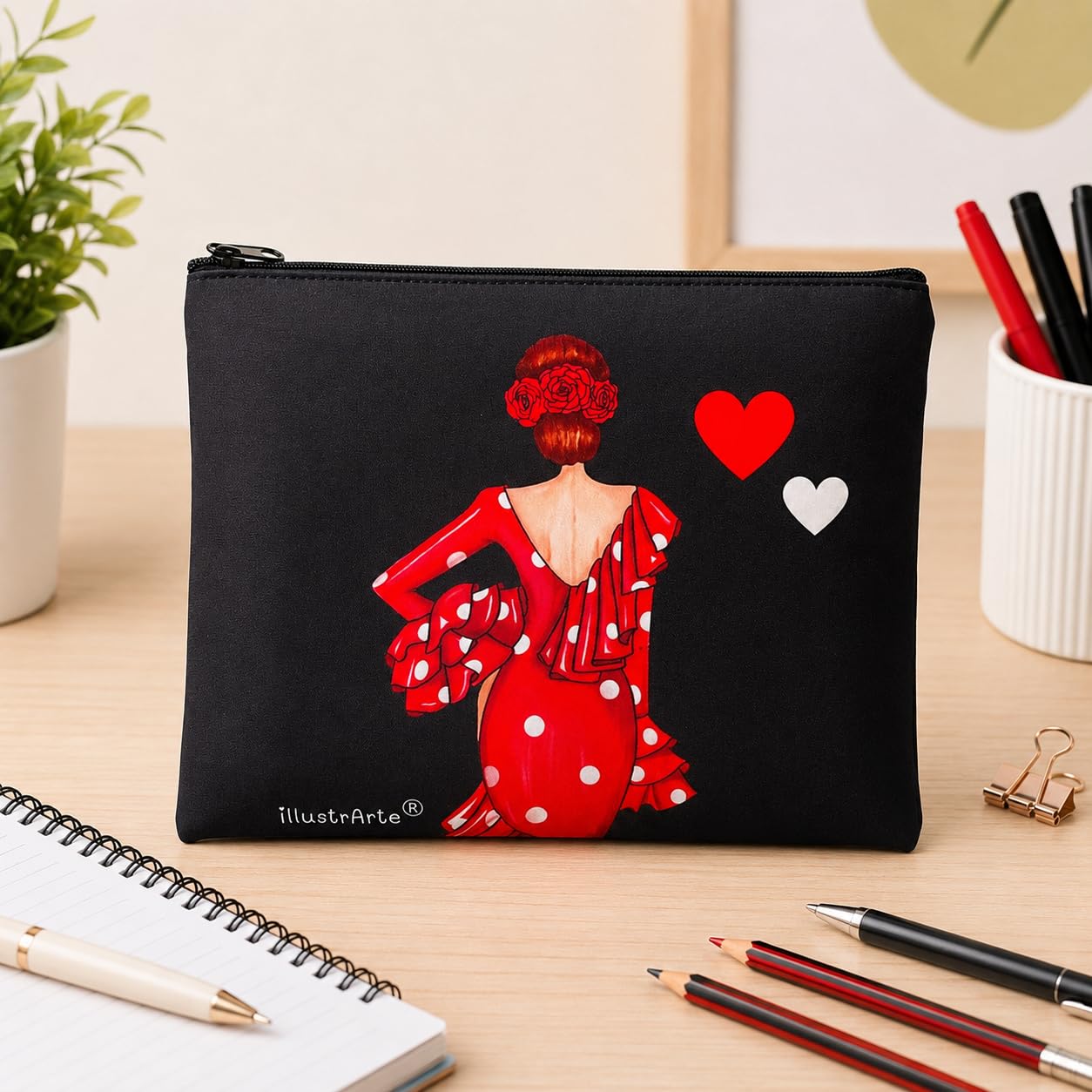 Neceser Granada illustrArte – Macarena, fondo negro con corazones – vista 5 – imagen Amazon