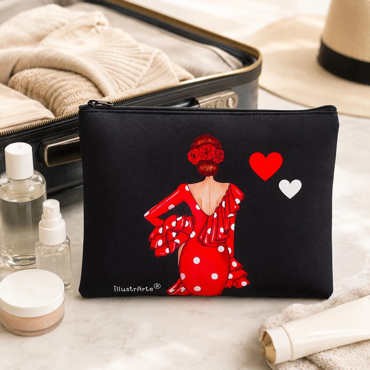 Neceser Granada illustrArte – Macarena, fondo negro con corazones – vista 7 – imagen Amazon