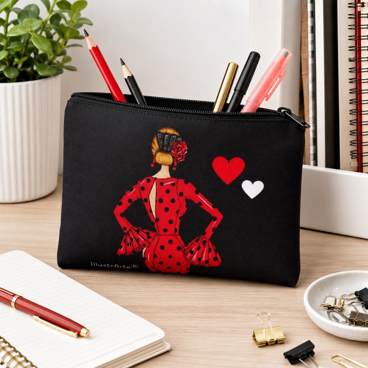 Neceser Granada illustrArte – María Rojo, fondo negro con corazones – vista 5 – imagen Amazon
