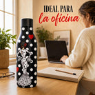 Botella térmica flamenca illustrArte 500 ml – diseño María Blanco, fondo negro – en la oficina