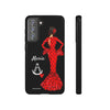 Funda de teléfono personalizable María rojo pelo oscuro fondo negro – para iPhone, Samsung, Pixel