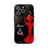 Funda de teléfono personalizable María rojo pelo oscuro fondo negro – para iPhone, Samsung, Pixel