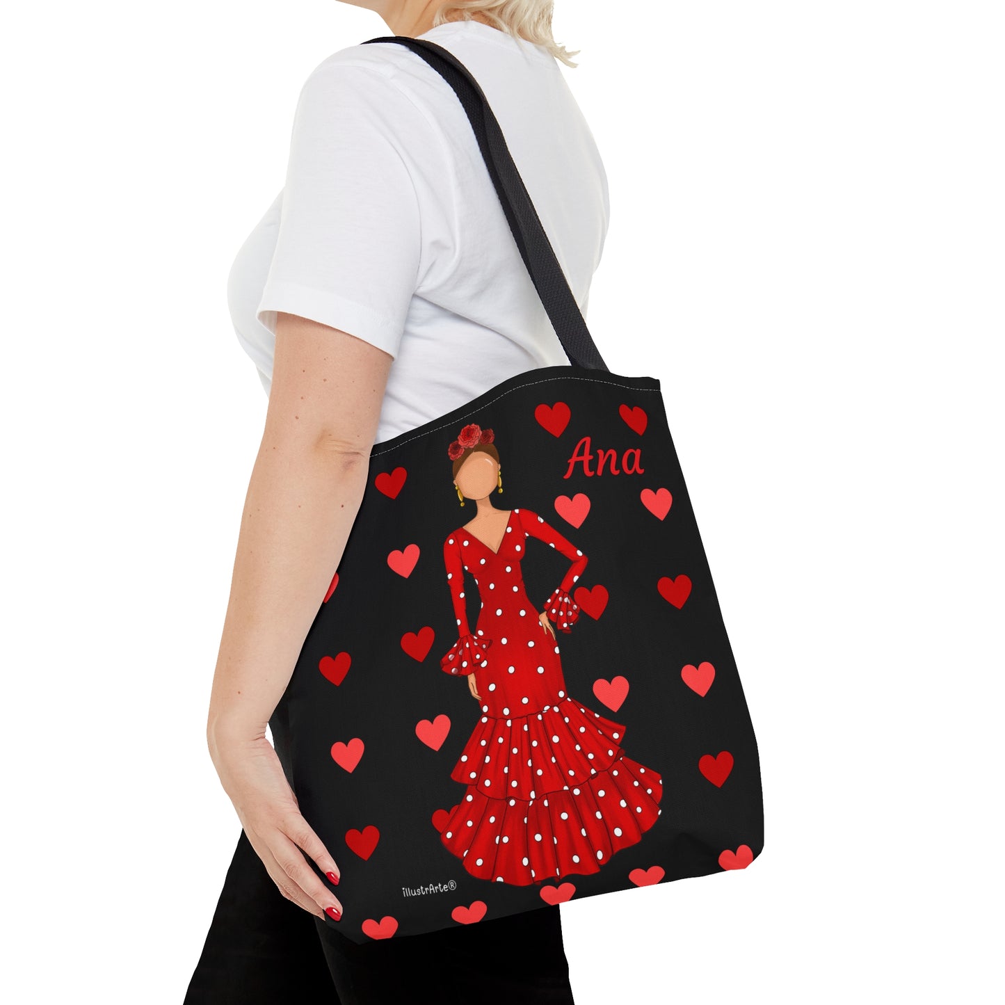 una mujer llevando un bolso negro y rojo con corazones