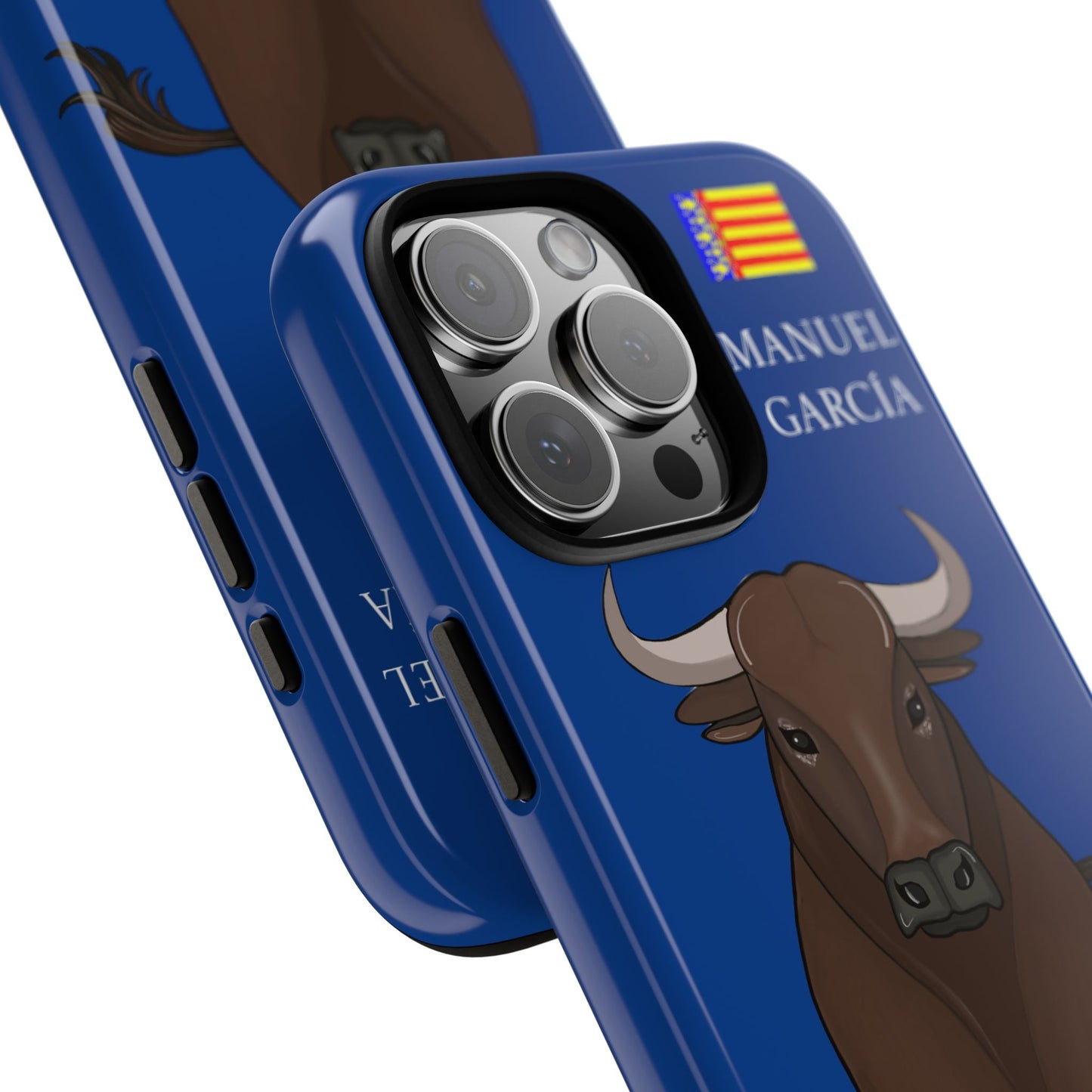 un primer plano de una funda de teléfono con un toro