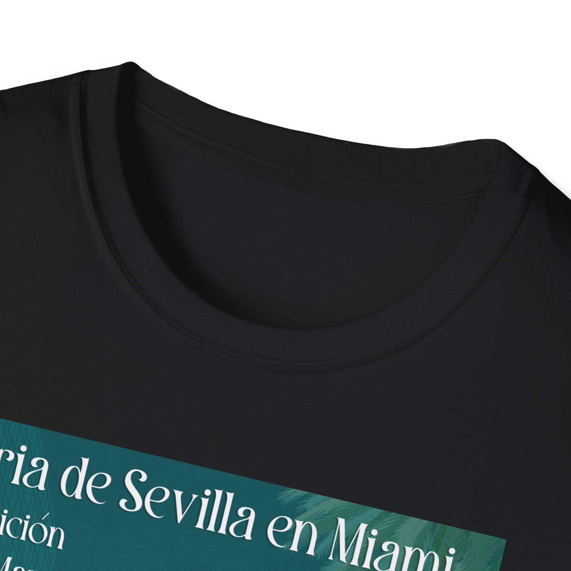 una camiseta negra con una etiqueta verde