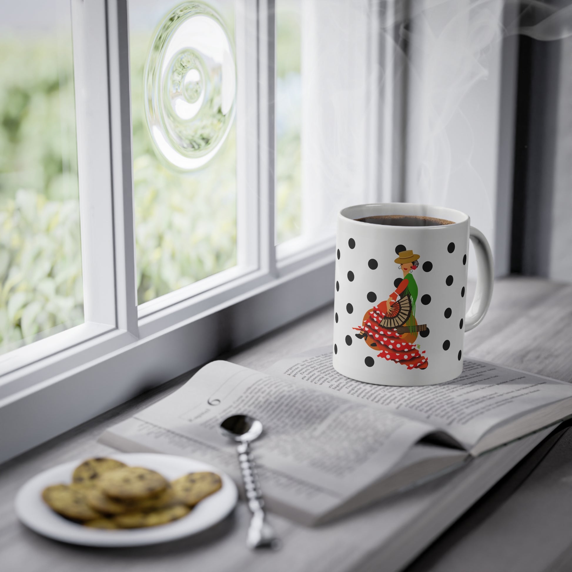 una taza de café sobre una mesa al lado de un libro