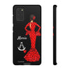 Funda de teléfono personalizable María rojo pelo oscuro fondo negro – para iPhone, Samsung, Pixel