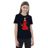una niña en un vestido rojo con corazones en su pecho