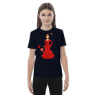 una mujer usando un vestido rojo con corazones