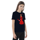 una niña usando un vestido rojo con corazones