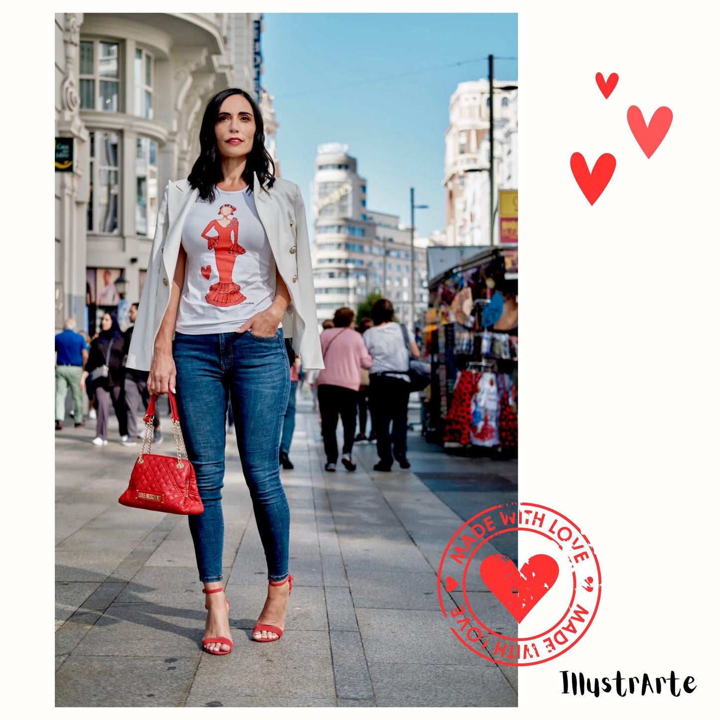 una mujer caminando por una calle con un bolso rojo