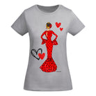Camiseta Flamenca De Algodón 100% Orgánico Ajustada - Modelo María vestido rojo, fotografía mostrando su estilo chic para mujeres.