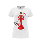 una camiseta blanca con una mujer en un vestido rojo