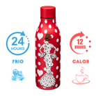 Base de silicona para mejor agarre en la Botella De Acero Inoxidable 500ml Modelo María blanco con fondo rojo de IllustrArte.