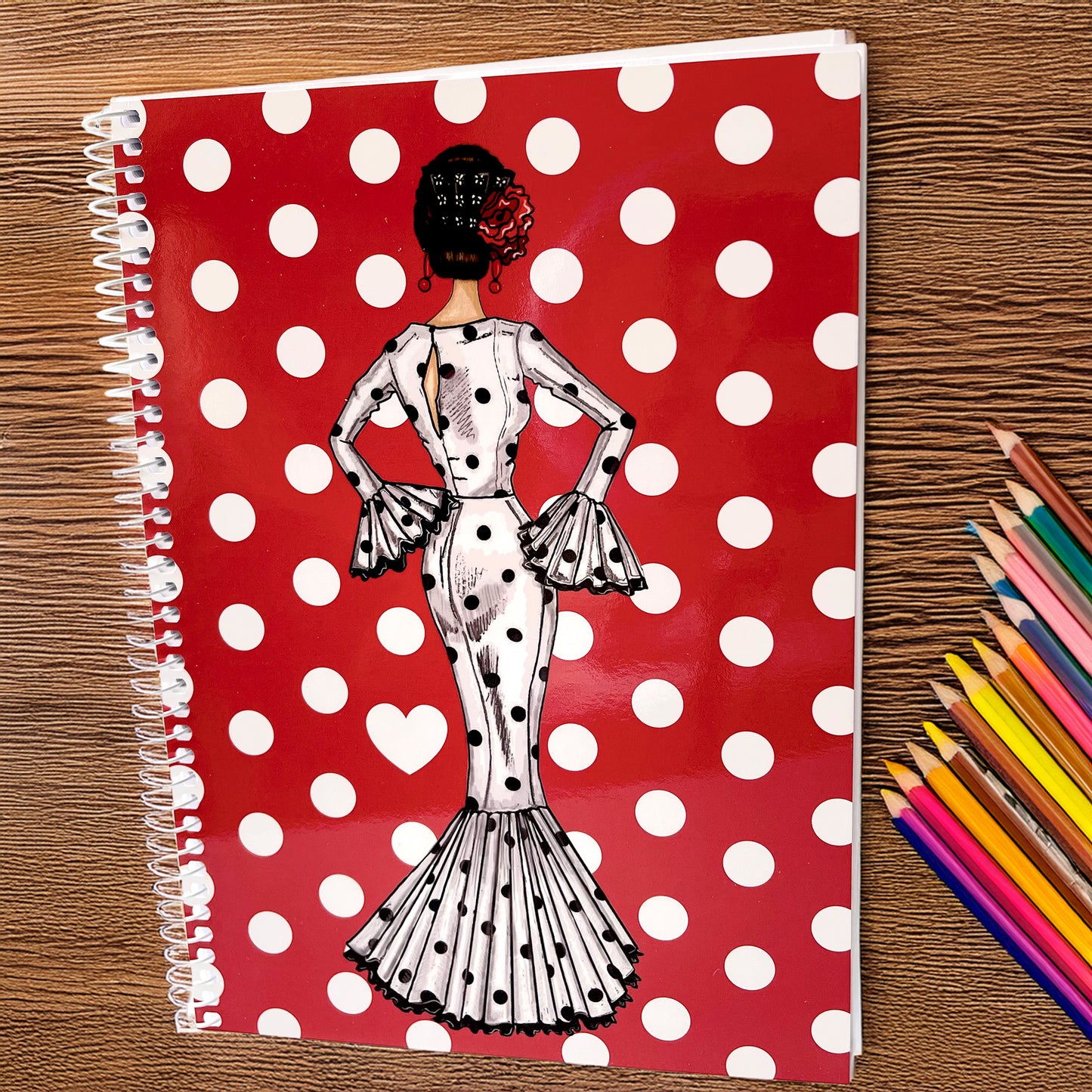 🔥 3x2 Oferta – Libreta/Cuaderno Flamenca María – 100 Páginas Cuadriculadas – 17x24 cm – Tapa Semirrígida Roja con Lunares Blancos – Papel 80 g – Diseño Ilustrado con Corazones – Idea de Regalo Flamenco