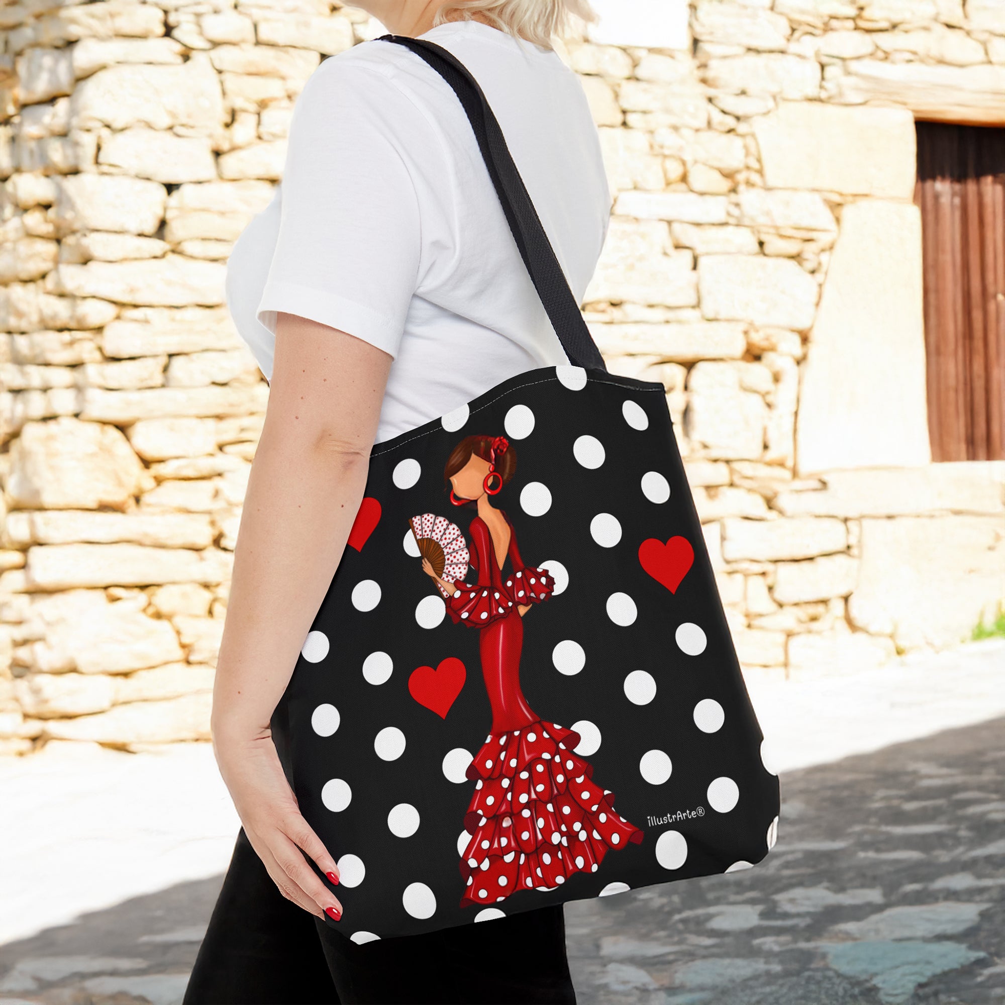 Vista de la bolsa tote flamenca con impresión a doble cara, mostrando el arte de la flamenca Pepa en un fondo negro.