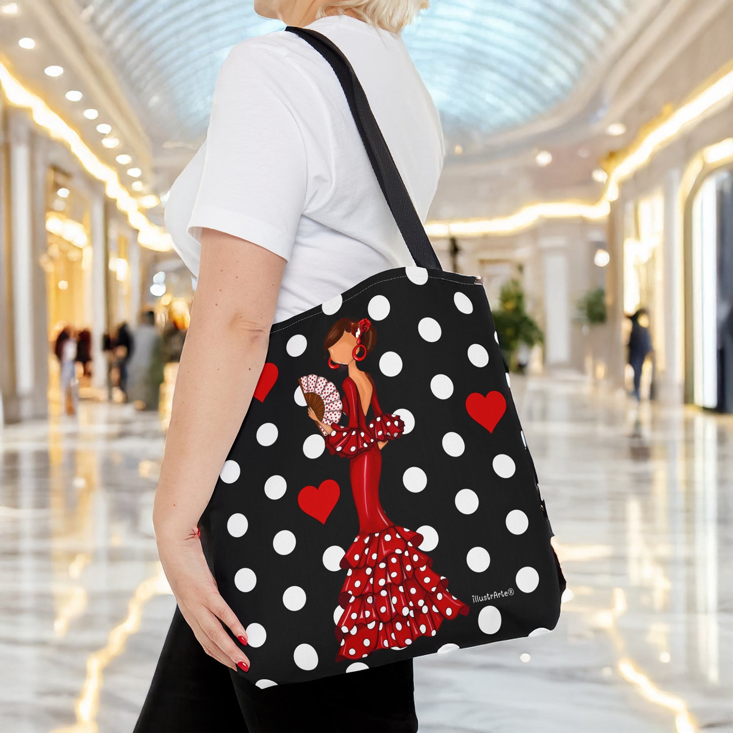 Bolsa Tote de Poliéster 400 g/m² de 43x43 cm con diseño flamenca Pepa, fondo negro y lunares. Ideal como bolsa tote flamenca reutilizable y resistente.