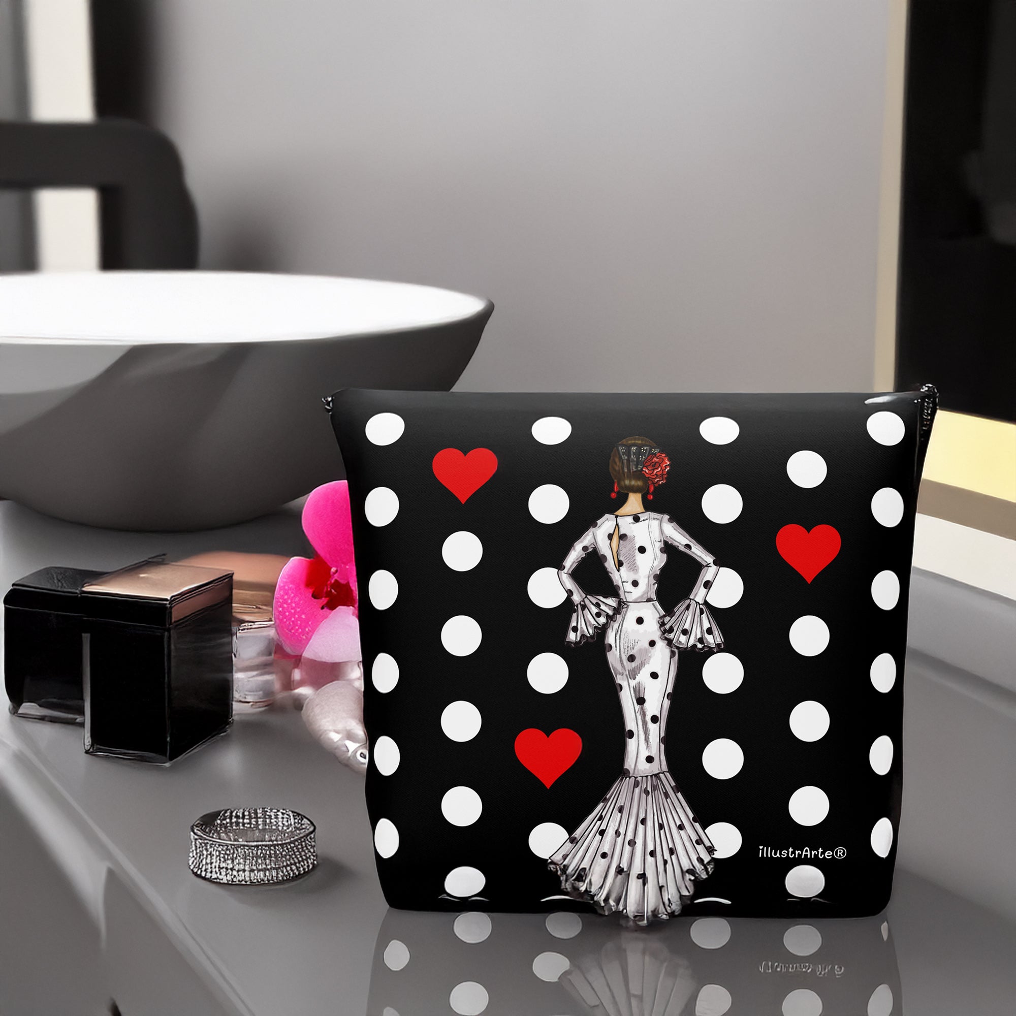 Neceser Flamenca 'María blanco' impermeable, ideal como bolso de aseo para mujeres que aman el flamenco y la cultura española.