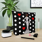 Neceser Flamenca 'María blanco', diseño a doble cara con fondo negro y lunares blancos, perfecto para viajar con estilo.