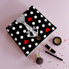 Neceser Flamenca 'María blanco', un accesorio práctico y bonito para tus productos de higiene personal y maquillaje.