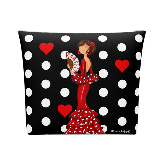 Neceser Flamenca 'Pepa' en fondo rojo vibrante con lunares blancos, un accesorio indispensable para viajar con encanto.