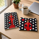 Estuche y libreta María Rojo Lunares sobre un escritorio