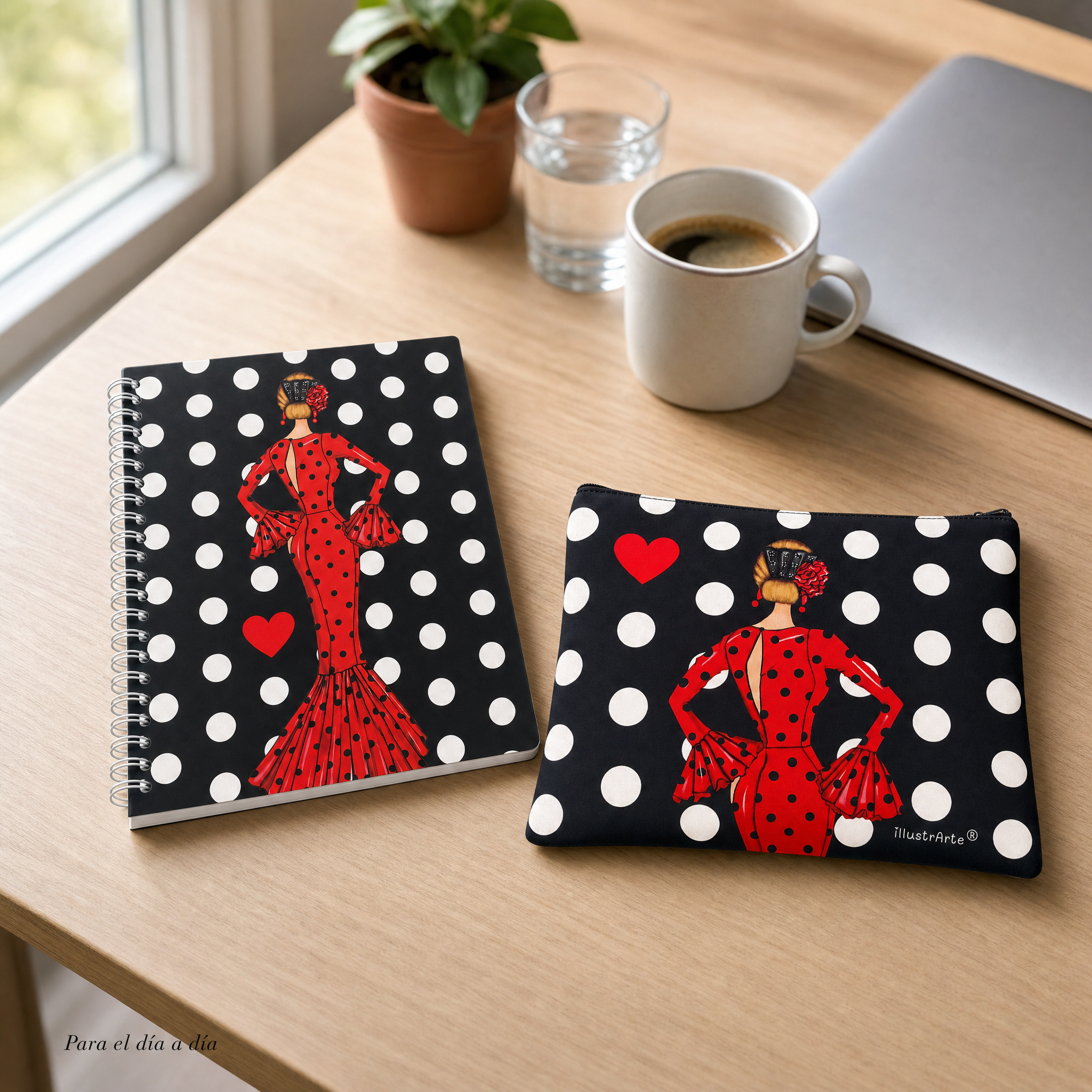 Estuche y libreta María Rojo Lunares sobre un escritorio