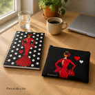 Estuche y libreta María Rojo Liso sobre un escritorio