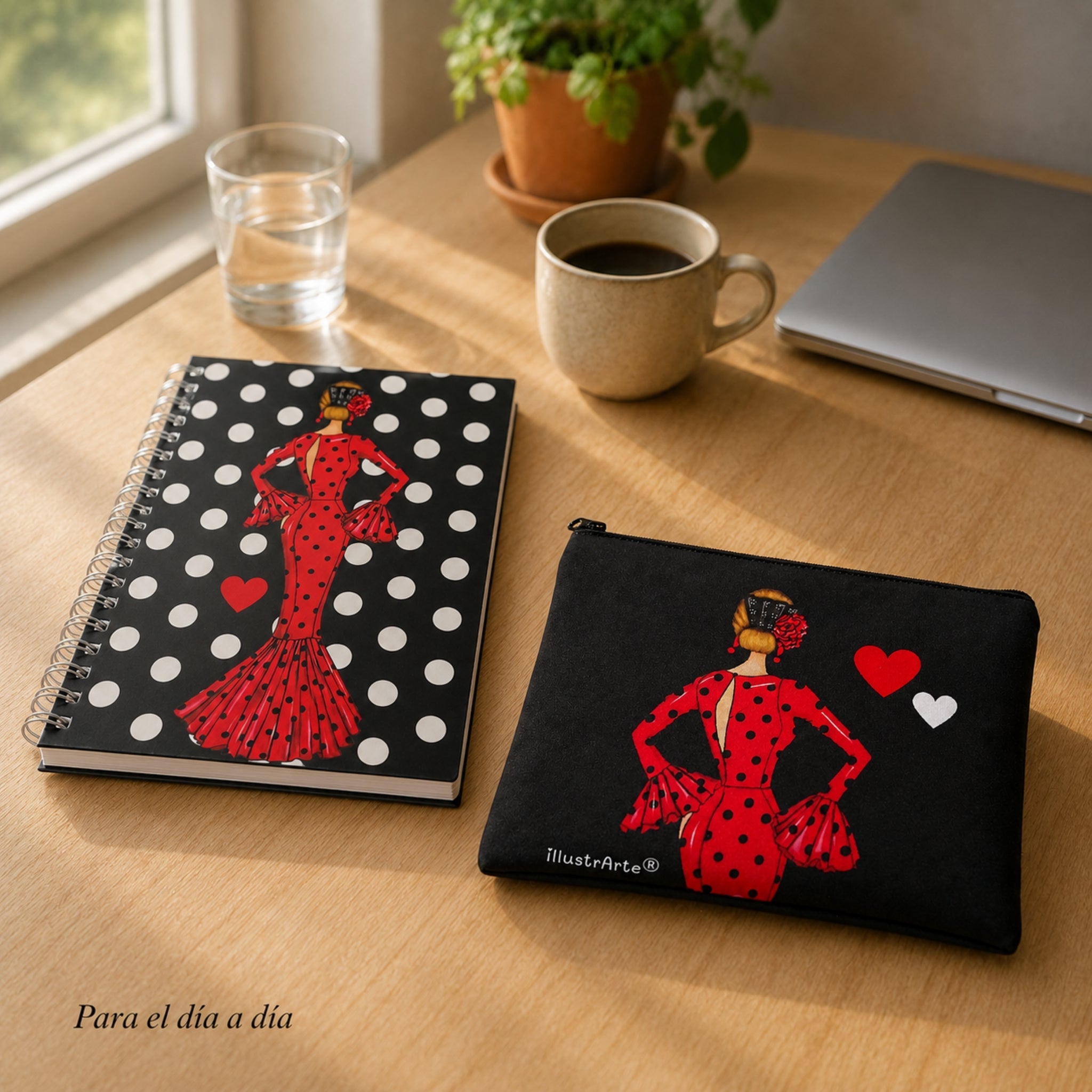 Estuche y libreta María Rojo Liso sobre un escritorio