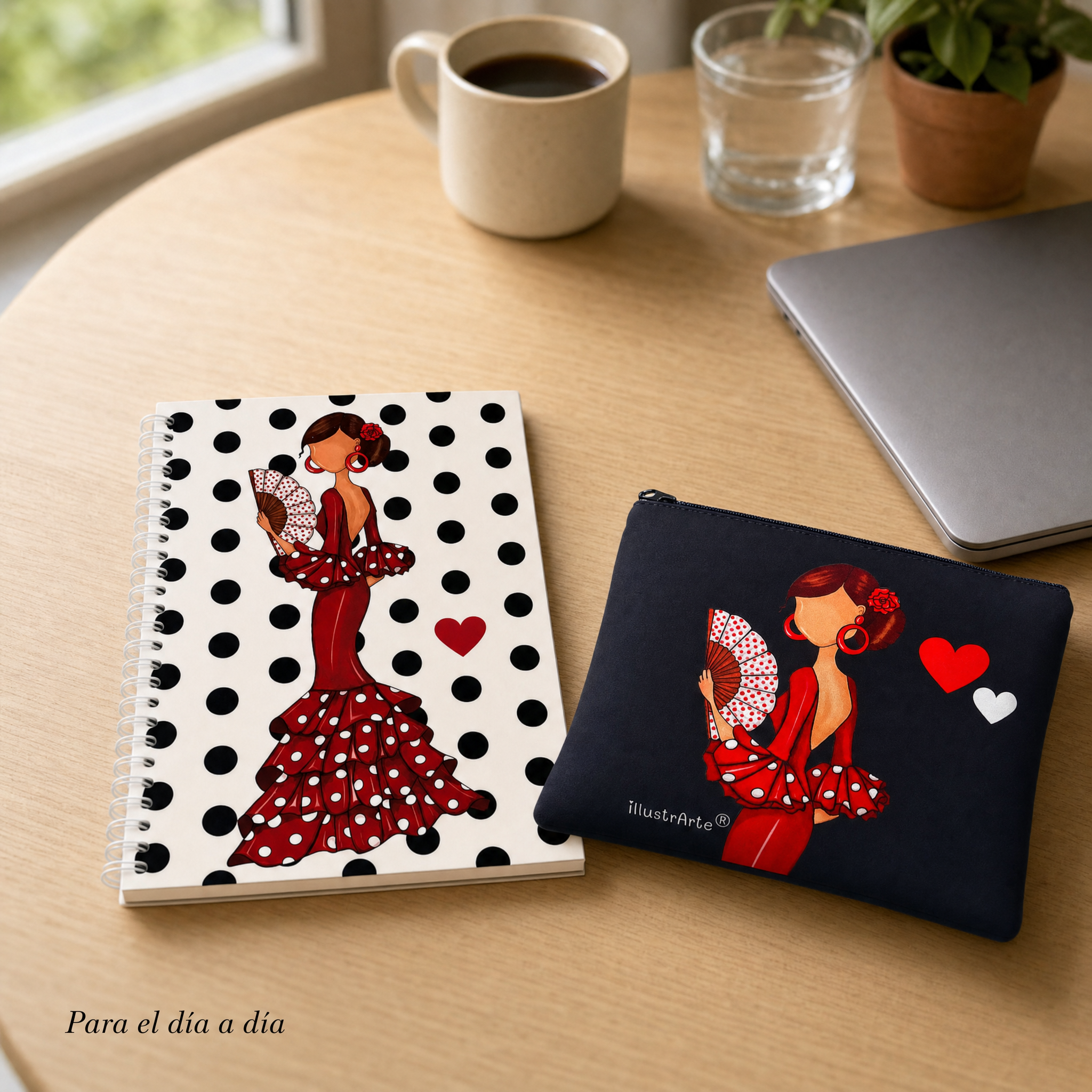 Estuche y libreta Pepa Liso sobre un escritorio