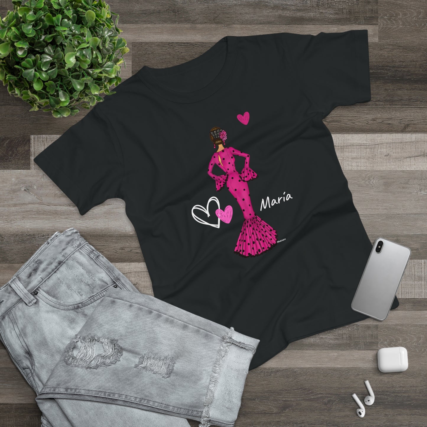 una camiseta con una mujer en un vestido rosa