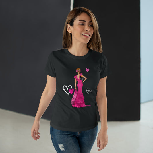 una mujer que lleva una camiseta negra con una imagen de una mujer en un