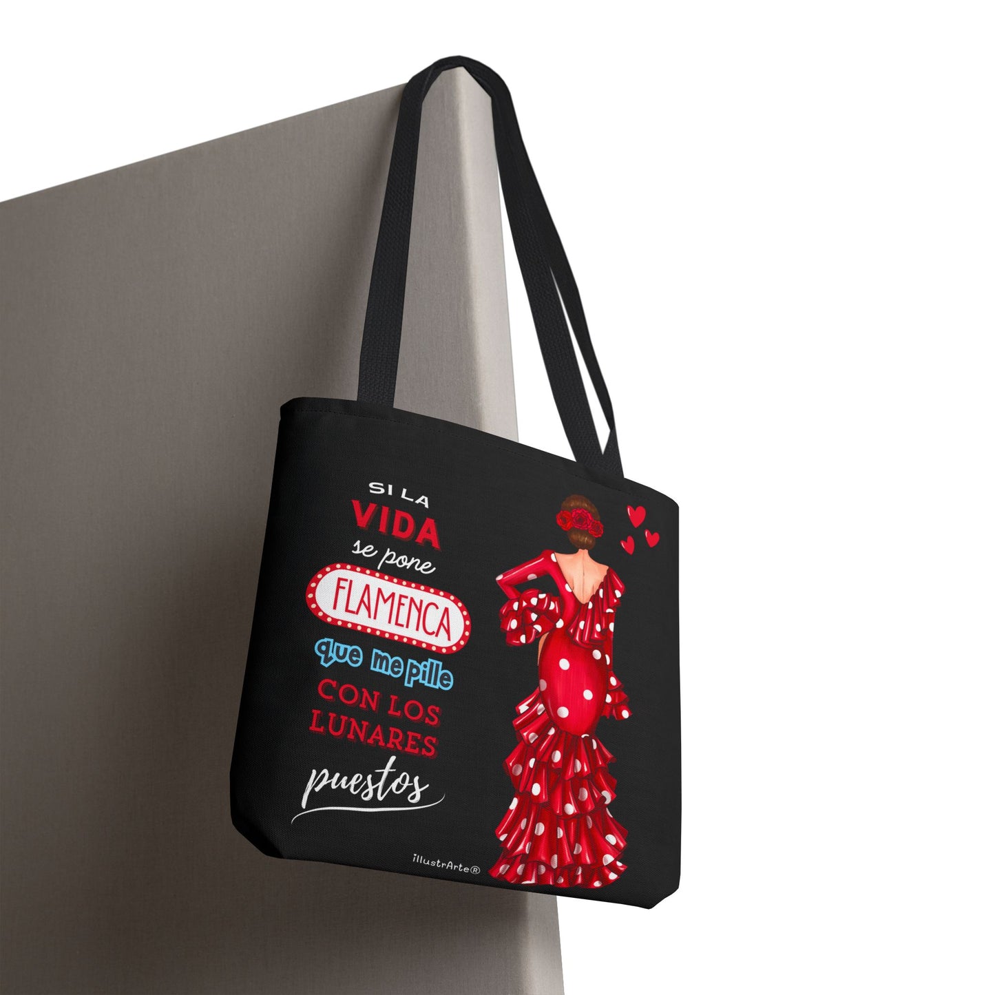 👜 illustrArte Bolsa Tote Málaga Diseño Flamenca “Macarena” con Frase “Si la vida se pone flamenca” | Poliéster 400 g/m² (43 x 43 cm) | Impresión a Doble Cara | Asas de 60 cm | Bolso Reutilizable y Resistente