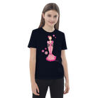 una niña vestida con una camiseta negra y un vestido rosa