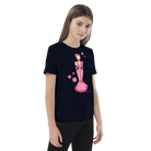 una niña vestida con una camiseta negra y un vestido rosa