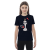 una mujer que lleva una camiseta con la imagen de una mujer sosteniendo un corazón