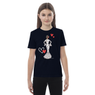 una mujer que lleva una camiseta con la imagen de una mujer sosteniendo un corazón