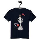 una camiseta con una imagen de una mujer sosteniendo un corazón