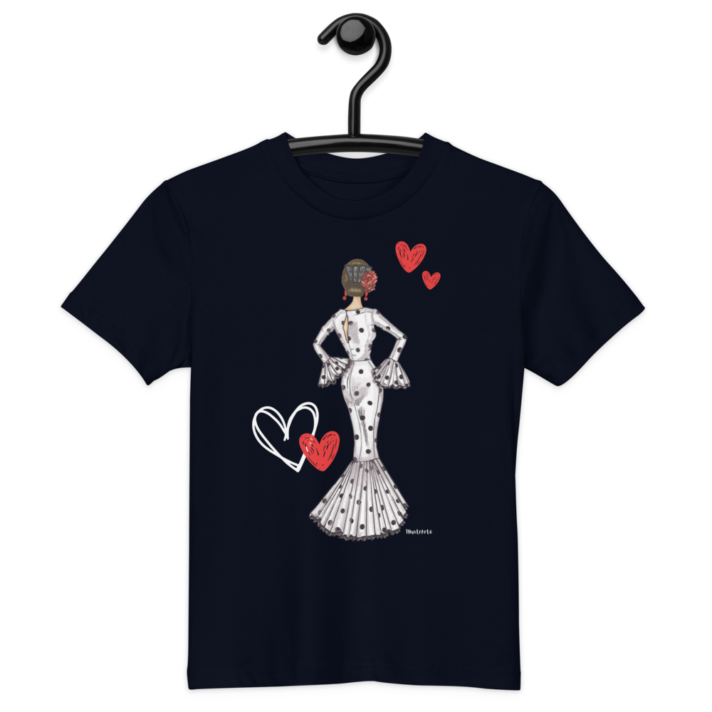 una camiseta con una imagen de una mujer sosteniendo un corazón